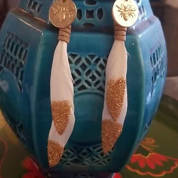 Bee feather earrings - Picture 3 of 4